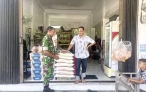 Babinsa Gampong Paya Cek Harga Sembako, Jaga Stabilitas Kebutuhan Warga

Sabang Aceh, kpktipikor.id. - Babinsa 08 Gampong Paya Koramil 01/Sukajaya Kodim 0112/Sabang, Sertu Junaidi, melaksanakan kegiatan pemantauan harga dan ketersediaan bahan kebutuhan pokok di salah satu toko kelontong yang berada di Jurong Chik Alu Kala, Gampong Paya, Kecamatan Sukamakmue, Kota Sabang, Selasa (16/12/2025).

Kegiatan pemantauan ini merupakan bentuk kepedulian Babinsa terhadap kondisi perekonomian masyarakat di wilayah binaan. Dengan turun langsung ke lapangan, Babinsa memastikan kebutuhan pokok rumah tangga tersedia dengan cukup dan harga tetap stabil.

Dalam kegiatan tersebut, Babinsa mengecek langsung harga sejumlah komoditas sembako yang banyak dibutuhkan masyarakat, seperti beras, minyak goreng, gula, telur, serta kebutuhan pokok lainnya. Langkah ini dilakukan untuk memperoleh gambaran nyata perkembangan harga di tingkat pedagang.

Selain memantau harga, Babinsa juga berinteraksi dengan pemilik toko guna mengetahui kondisi pasokan barang dan kelancaran distribusi sembako. Informasi tersebut sangat penting sebagai bahan evaluasi dan antisipasi apabila terjadi kelangkaan barang di pasaran.

Sertu Junaidi menegaskan bahwa pemantauan harga sembako secara berkala merupakan upaya deteksi dini terhadap kemungkinan terjadinya lonjakan harga. Apabila ditemukan adanya kenaikan yang tidak sesuai ketentuan, akan segera dikoordinasikan dengan instansi terkait.

Melalui kegiatan ini, Babinsa berharap stabilitas harga dan ketersediaan sembako di Gampong Paya tetap terjaga. Kehadiran Babinsa di tengah masyarakat juga diharapkan mampu memberikan rasa aman serta meningkatkan kepercayaan warga terhadap upaya pemerintah dalam menjaga kesejahteraan masyarakat.

Info: Pendim Sabang.
Sudar:(wrt), Kaperwil Aceh.
