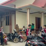 Sat Samapta Polres Bulukumba Intensifkan patroli Pengamanan Geraja. Jelang Perayaan Natal BULUKUMBA Kpk Tipikor. Id Menjelang perayaan Hari Raya Natal, Satuan Samapta Polres Bulukumba meningkatkan intensitas patroli dan pengamanan di sejumlah gereja serta tempat ibadah umat Kristiani di wilayah Kabupaten Bulukumba, guna memastikan situasi kamtibmas tetap aman dan kondusif. Patroli difokuskan pada gereja-gereja yang melaksanakan ibadah, di antaranya Gereja Toraja yang terletak di Jalan S. Majidi, Kelurahan Loka, Kecamatan Ujung Bulu, serta tempat ibadah Gereja Kristen Indonesia (GKI). Kegiatan pengamanan ini dilaksanakan secara rutin, baik siang maupun malam hari, dengan melibatkan personel berseragam dan patroli bermotor. Kasat Samapta Polres Bulukumba, AKP Baharuddin, S.Pd, menyampaikan bahwa kegiatan patroli ini merupakan bentuk komitmen Polri dalam memberikan rasa aman dan nyaman kepada masyarakat, khususnya umat Kristiani yang akan melaksanakan rangkaian ibadah Natal. “Pengamanan ini bertujuan untuk mencegah potensi gangguan kamtibmas serta memberikan rasa aman bagi jemaat yang sedang melaksanakan ibadah. Personel kami juga melakukan dialog dengan pengurus gereja dan jemaat guna menyerap informasi serta memastikan situasi tetap kondusif,” ujar AKP Baharuddin, Selasa (16/12) Selain melakukan pengamanan, personel Sat Samapta juga melakukan pengaturan arus lalu lintas di sekitar lokasi gereja serta memantau area parkir kendaraan jemaat, guna mengantisipasi terjadinya kemacetan maupun tindak kriminal. Polres Bulukumba mengimbau seluruh masyarakat untuk bersama-sama menjaga toleransi, kerukunan antarumat beragama, serta segera melaporkan kepada pihak kepolisian apabila menemukan hal-hal yang mencurigakan di lingkungan sekitar. Dengan adanya patroli dan pengamanan ini, diharapkan pelaksanaan ibadah Natal di Kabupaten Bulukumba dapat berlangsung dengan aman, lancar, dan penuh khidmat. Editor A. M