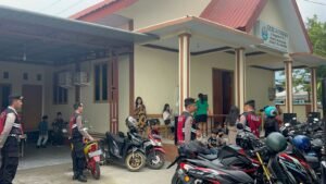 Sat Samapta Polres Bulukumba Intensifkan patroli Pengamanan Geraja. Jelang Perayaan Natal
BULUKUMBA Kpk Tipikor. Id Menjelang perayaan Hari Raya Natal, Satuan Samapta Polres Bulukumba meningkatkan intensitas patroli dan pengamanan di sejumlah gereja serta tempat ibadah umat Kristiani di wilayah Kabupaten Bulukumba, guna memastikan situasi kamtibmas tetap aman dan kondusif.
Patroli difokuskan pada gereja-gereja yang melaksanakan ibadah, di antaranya Gereja Toraja yang terletak di Jalan S. Majidi, Kelurahan Loka, Kecamatan Ujung Bulu, serta tempat ibadah Gereja Kristen Indonesia (GKI). Kegiatan pengamanan ini dilaksanakan secara rutin, baik siang maupun malam hari, dengan melibatkan personel berseragam dan patroli bermotor.
Kasat Samapta Polres Bulukumba, AKP Baharuddin, S.Pd, menyampaikan bahwa kegiatan patroli ini merupakan bentuk komitmen Polri dalam memberikan rasa aman dan nyaman kepada masyarakat, khususnya umat Kristiani yang akan melaksanakan rangkaian ibadah Natal.
“Pengamanan ini bertujuan untuk mencegah potensi gangguan kamtibmas serta memberikan rasa aman bagi jemaat yang sedang melaksanakan ibadah. Personel kami juga melakukan dialog dengan pengurus gereja dan jemaat guna menyerap informasi serta memastikan situasi tetap kondusif,” ujar AKP Baharuddin, Selasa (16/12)
Selain melakukan pengamanan, personel Sat Samapta juga melakukan pengaturan arus lalu lintas di sekitar lokasi gereja serta memantau area parkir kendaraan jemaat, guna mengantisipasi terjadinya kemacetan maupun tindak kriminal.
Polres Bulukumba mengimbau seluruh masyarakat untuk bersama-sama menjaga toleransi, kerukunan antarumat beragama, serta segera melaporkan kepada pihak kepolisian apabila menemukan hal-hal yang mencurigakan di lingkungan sekitar.
Dengan adanya patroli dan pengamanan ini, diharapkan pelaksanaan ibadah Natal di Kabupaten Bulukumba dapat berlangsung dengan aman, lancar, dan penuh khidmat.
Editor A. M