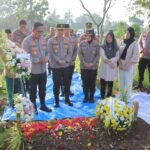 Peringati Hari Bhayangkara ke-79, Baharkam Polri Ziarah ke Makam Briptu Anumerta Ghalib