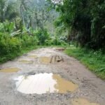 POTRET JALAN BERLOBANG DI KECAMATAN SUMPUR KUDUS KABUPATEN SIJUNJUNG