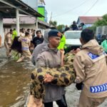 Evakuasi Korban Banjir Di Kabupaten Halmahera Selatan Oleh Personil Satuan Brimob Polda Malut