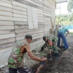 Babinsa Koramil 01/Sukajaya Bantu Warganya Gali Pondasi Kedai di Gampong Balohan