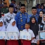 Siswa SD dan SMP di Bulukumba Terima Baju Seragam Geratis pada Tahun Ajaran Baru