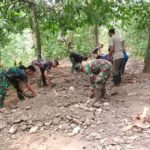 Anggota Satgas TMMD Reguler ke-125 Kodim 0108/Agara Bersama Warga Laksanakan Pemasangan Pipa Air Bersih di Desa Rikit Bur Dua