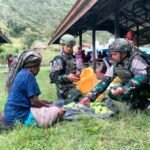 Borong Hasil Bumi Satgas Yonif 521/DY Membantu Meningkatkan Perekonomian Warga di Pasar Bolakme