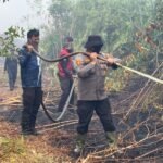 Wakapolres Kepulauan Meranti Bersama Tim Terus Upaya padamkan Karhutla ; 15 Titik Api Berhasil di Padamkan