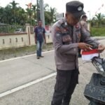 KUALA TUNGKAL - Menyambut HUT ke-80 Kemerdekaan Republik Indonesia personel Polres Tanjung Jabung Barat Polda Jambi dan Polsek jajaran secara serentak membagikan Ratusan Bendera Merah Putih kepada para pengendara kemdaraan bermotor.