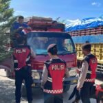 Personel K-9 Polda Malut Patroli dan Bagikan Bendera Merah Putih di Sofifi, Semarakkan HUT Ke-80 RI