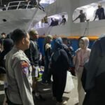 POLSEK TERNATE SELATAN LAKSANAKAN PENGAMANAN KEBERANGKATAN KAPAL MOTOR DARI PELABUHAN BASTIONG DENGAN PENDEKATAN HUMANIS