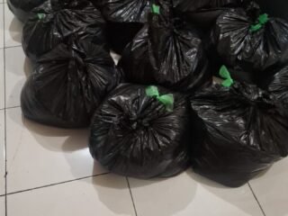 Polsek Pulau Ternate Amankan Ratusan Kantong Minuman Beralkohol Ilegal di Swering Tulang Ikang