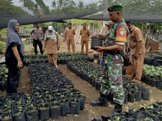 Babinsa Koramil 01/Sukajaya Dukung Kelompok Tani Cot Ba’U Tingkatkan Produktivitas Lahan Pertanian