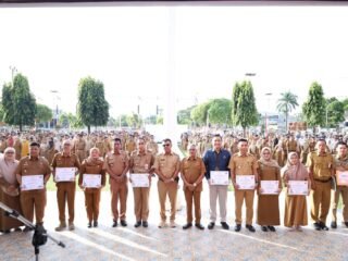 Bupati Bulukumba Andi Muchtar Ali Yusuf Memberikan Piagam Penghargaan kepada Penyelenggaraan SDI