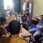 Babinsa Gampong Cot Abeuk Ajak Warga Kibarkan Merah Putih Sambut HUT RI ke-80
