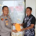 Kapolres​ Tanjab Barat Salurkan Bantuan kepada Korban Angin Puting Beliung Desa Pembengis