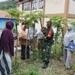 Babinsa Koramil 02/Sukakarya Dukung Ibu-ibu PKK Kembangkan Tanaman Bergizi di Gampong Paya Seunara