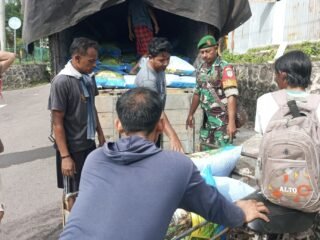 Babinsa Koramil 01/Sukajaya Turut Kawal Proses Pembongkaran Bantuan Pupuk Organik di Gampong Cot Ba’U