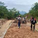 Gotong Royong Satgas TMMD Reg Ke-125 dan Warga Berbuah Manis, Progres Rabat Beton Di Jalan Gambir Hampir Selesai.