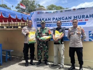 Sinergi TNI-Polri: Babinsa Kuta Timu Bantu Sukseskan Pasar Murah Beras SPHP, Ringankan Beban Masyarakat