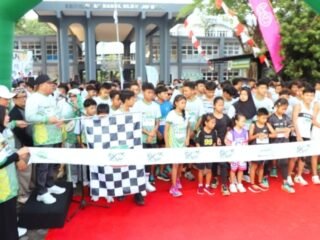 Wabup Salmanudin Berangkatkan Fun Run 5K Meriahkan Dies Natalis ke-60 Universitas Darul ‘Ulum Jombang