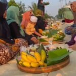 Lamongan- Ritual Adat Tradisi sedekah bumi kembali digelar masyarakat Dusun Dermo desa dermo Lemahbang , Kecamatan sarirejo, kabupaten Lamongan. Acara yang dilaksanakan di tengah jalan raya ini berlangsung khidmat dan meriah, dihadiri oleh seluruh elemen masyarakat, tokoh agama, perangkat desa, serta pemuda Karang Taruna (25/09/205).