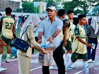 Bupati Bulukumba Andi Muchtar Pungut Sampah di Stadion Usai Tutup Liga Pelajar Indonesia
