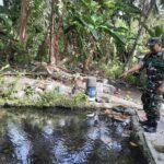 Babinsa Koramil 02/Sukakarya Dukung Ketahanan Pangan Lewat Pendampingan Budidaya Ikan Air Tawar di Kuta Timu