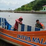 Babinsa Koramil 01/Sukajaya Bantu Nelayan Perbaiki Boat di Gampong Jaboi