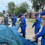 Personel Sat Polairud Polres Sabang Bantu Nelayan Pasiran Turunkan Jaring Rusak di TPI