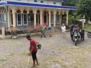 Pererat Silaturahmi, Babinsa Aneuk Laot Turun Langsung Gotong Royong Bersama Warga