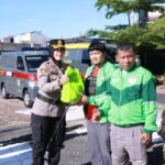Polri Hadir untuk Masyarakat: Kapolres Ternate Bagi Bansos ke Driver Ojol dengan Penuh Keakraban