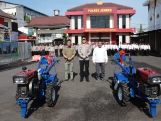 Kapolres Jember Serahkan 2 Unit Traktor Dukung Ketahanan Pangan*