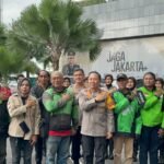 Gelar Jumat Peduli, Polda Metro Jaya Salurkan 400 Paket Sembako Untuk Pengemudi Ojek Online