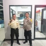 Berikan Rasa Aman, Bhabinkamtibmas Kotabaru Polsek Bekasi Barat Laksanakan Patroli Satkamling