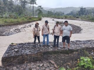 Sekretaris LSM GMICAK dan Dinas PUPR Sumatera Utara Tinjau Bronjong Bergeser di Desa Hiliana’a Gomo