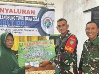 Babinsa Koramil 02/Sukakarya Dampingi Penyaluran BLT Dana Desa di Gampong Krueng Raya