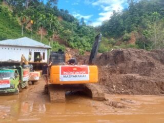 Polri Maksimalkan Bantuan Dengan Kerahkan Alat Berat, Percepat Pemulihan Bencana di Sumatra