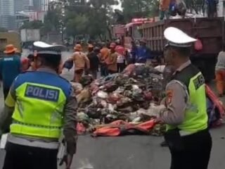 Sigap Penanganan Truk Sampah Melintang Jalan Ahmad Yani Kota Bekasi