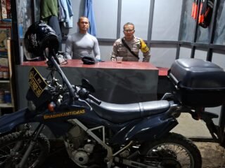 Perkuat Siskamling, Bhabinkamtibmas Polsek Bekasi Utara Dialog Dengan Ketua RT di Tengah Malam