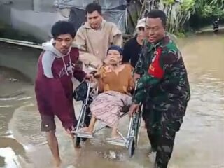 Banjir Terus Berulang, Aparat Terjang Arus Deras Selamatkan Lansia di Desa Cikande