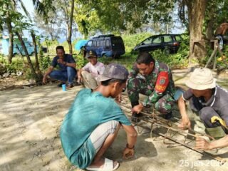 Pererat Kemanunggalan TNI–Rakyat, Babinsa Koramil 02/Sukakarya Bantu Pekerjaan Warga