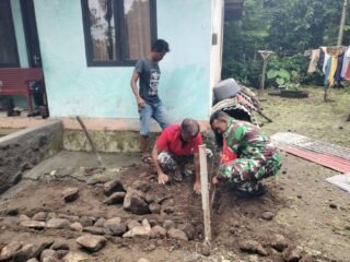 Kepedulian Babinsa, Hadir Membantu Pembangunan Rumah Warga di Gampong Krueng Raya