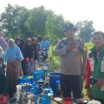 Bhabin Sidomukti Turun Langsung Ikut Penyemprotan Dampingi Gerakan Pengendalian Hama/Penyakit Padi Kelompok Tani Sidodadi