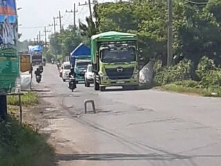 Jalan Raya Lebaksono - Ngoro Rusak Berat, Pengguna Jalan Meminta Dinas Terkait Segera Perbaiki