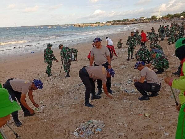 Polda Bali Bersama TNI Dan Masyarakat Gelar Karya Bakti Pembersihan Pantai Kedonganan Dan Kuta