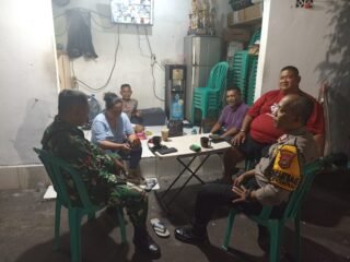 Sambang Malam, Bhabinkamtibmas Dan Babinsa Jaticempaka Bubarkan Kerumunan Remaja Secara Humanis