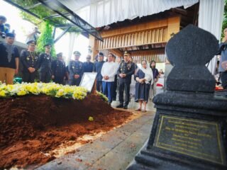 Hadiri Pemakaman, Kapolri: Pesan Eyang Meri Jadi Inspirasi dan Semangat Keluarga Besar Polri