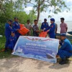 Satpolairud Polres Kepulauan Tanimbar Sambangi Masyarakat Untuk Membagikan Life Jacket untuk Nelayan