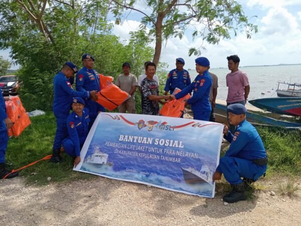 Satpolairud Polres Kepulauan Tanimbar Sambangi Masyarakat Untuk Membagikan Life Jacket untuk Nelayan