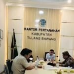 KOORDINATOR LAPANGAN, ( KORLAP ) AAN PARISKA, DARI TIGA KAMPUNG BAKUNG ILIR BAKUNG UDIK DAN BAKUNG RAHAYU, DATANG KEMBALI KE KANTOR PERTANAHAN ATR/BPN TULANG BAWANG PADA HARI RABU 4 FEBUARI 2026